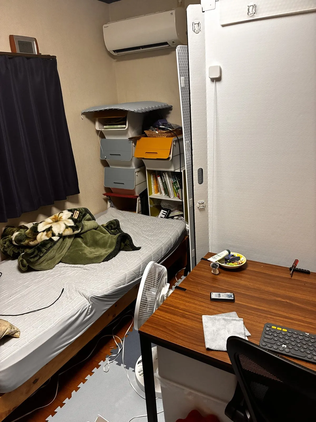 自室の隅に置いたOTODASU。ベッドと机のすぐ横